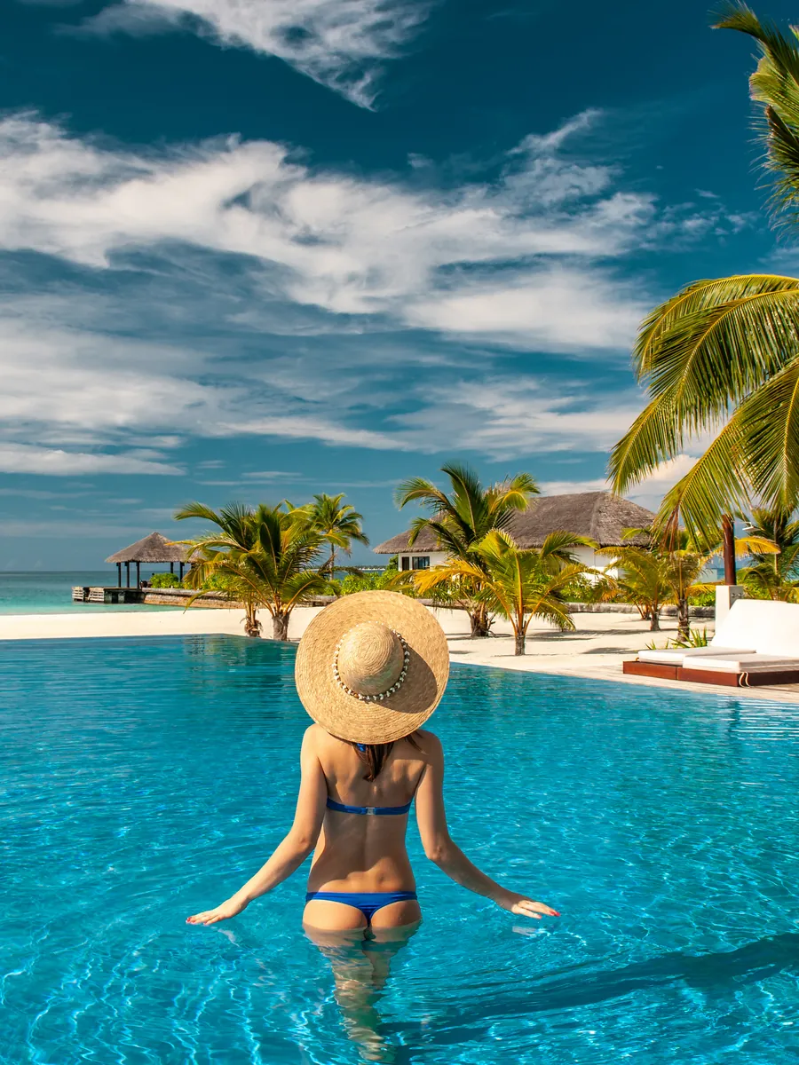 Piscina infinita de un resort de lujo frente al mar