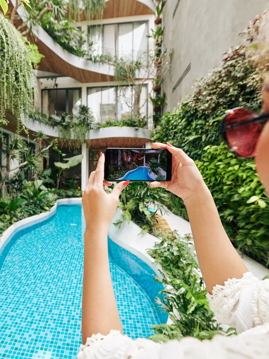 Creadora grabando la piscina de un hotel con su teléfono